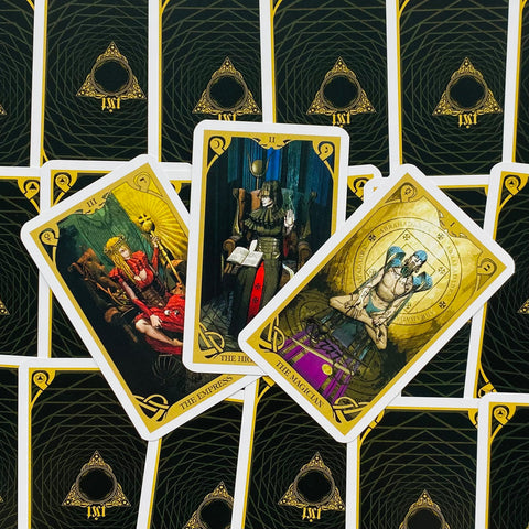 Tarot kortos su juodai‑auksinėmis nugarėlėmis, centre trys atvertos kortos — The Empress, The High Priestess, The Magician