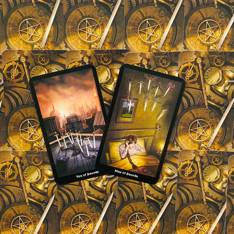 Tarot kortos — dvi kardo rūšies kortos (Dešimt kardų, Devyni kardai) ant auksinių mechaninių nugarėlių, rodomas priekis ir nugarėlė