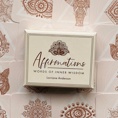 Affirmacijų kortelių rinkinys „Affirmations“ Lorrainės Anderson, kreminė dėžutė su rožinio aukso užrašu