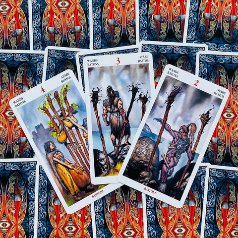 Tarot kortos — trijų kortų „Bastoni“ (lazdos) komplektas, spalvotos iliustracijos, priekinių kortų vaizdas ant raštuotų nugarėlių fono