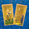 Tarot kortos auksuotos su viduramžiškomis iliustracijomis, dvi kortos (raitelis ir moteris) ant mėlyno fono