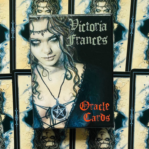 Oracle kortos Victoria Frances juodoje dėžutėje su gotikine moters iliustracija ir penktakampiu pakabuku, artimas planas