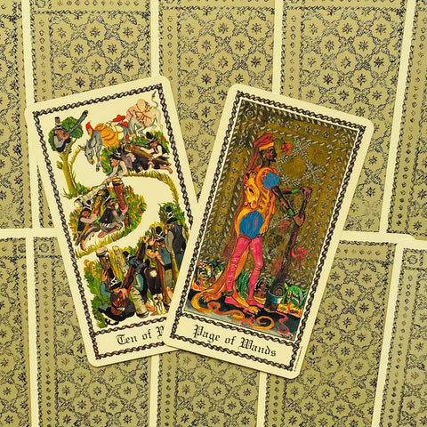 tarot kortos rinkinys su dviem atvertomis kortomis ir ornamentuotu geltonu užpakaliu, arti fotografuotas detalus variantas
