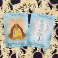 tarot kortos meditacijai: dvi kortos (Mantra Medicine, Telekinesis) ant rudos‑purpurinės nugarėlės, artimas planas, išryškintos iliustracijos