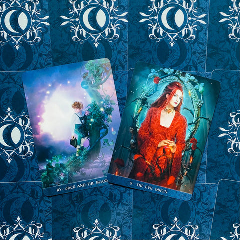 Tarot kortos su ryškiomis iliustracijomis — 10 (Jack and the Beanstalk) ir 9 (The Evil Queen) ant mėlyno fono