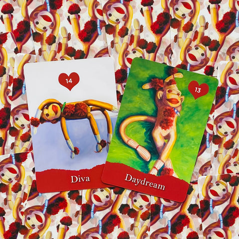 Kortos orakulas: Nr.14 Diva (balta fone) ir Nr.13 Daydream (žalias fone), ryškūs raudoni akcentai ir lėlės iliustracijos