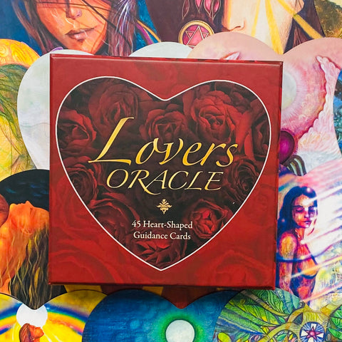 Lovers Oracle kortų rinkinys raudoname širdies formos dėkle, 45 kortos, matomas priekinis dėklo paviršius ant spalvoto fono