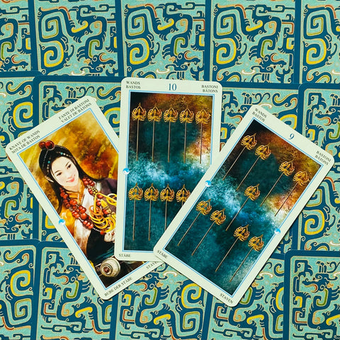 tarot kortos – rytietiško stiliaus mėlyno ir aukso dizaino komplektas su trijų kortų išklotine (9,10, riteris)