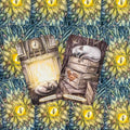 tarot kortos, dvi atverstos kortos: Keturi kalavijai (katė prie židinio) ir Trys kalavijai (katė ant dėžių) ant raštuotos nugarėlės