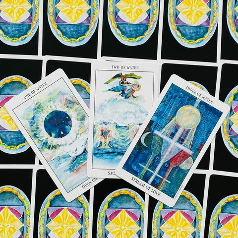 Tarot kortos su akvarelinėmis „Vandens“ kortomis, trijų kortų išklotinė ant juodo fono su spalvotais simboliais
