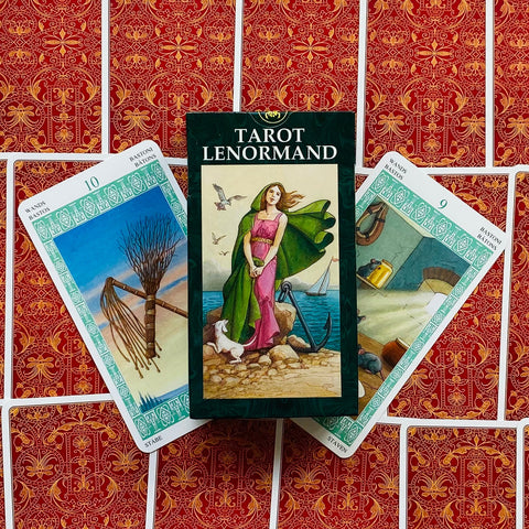 Produktų puslapyje — Tarot Lenormand dėžutė centre, dvi atviros kortos su žaliais rėmais ir raudonų nugarėlių fonas, pabrėžia dizainą ir kortų variantą