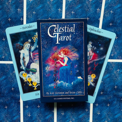 Tarot kortos Celestial Tarot, tamsiai mėlyna dėžutė priekyje su dviem šoninėmis mėlynomis kortomis ir žvaigždėtu fonu