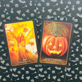 Oracle kortos — dvi atviros kortos: oranžinė Joy ir moliūgo Jack‑O‑Lantern ant juodo Helovino rašto fono
