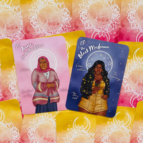 Tarot kortos su dviem kortomis — rožine Anna ir tamsiai mėlyna Black Madonna, išryškintos iliustruotos priekinės pusės