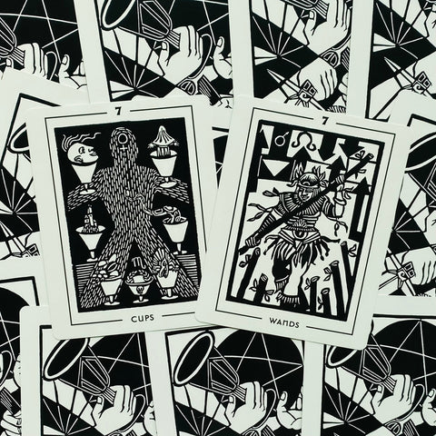 Tarot kortos juodai baltos, komplekte matomos 7 Taurių ir 7 Lazdų kortos iš linijinės iliustracijos serijos