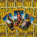 Tarot kortos ornamentiniu auksiniu atspaudu, trimis atmerktomis didžiųjų arkana kortomis centre pasvirusiu kampu