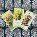 Tarot kortos rinkinys, trijų kortų išklotinė su šviesiai žaliais kraštais ir ornamentuotais nugarėliais