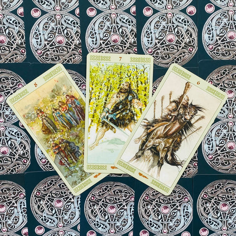 Tarot kortos rinkinys, trijų kortų išklotinė su šviesiai žaliais kraštais ir ornamentuotais nugarėliais