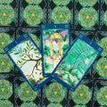 Tarot kortos su mėlynomis kraštinėmis — trys atverstos Bastonų kortos (3, 4, 5) ant žalio celtic rašto