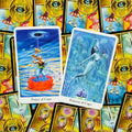 tarot kortos Rider‑Waite stiliaus: priešakyje Prince of Cups ir Princess of Cups, ryškūs mėlyni atspalviai, aukso nugarėlės ir lengvas persidengimas
