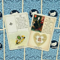 Lenormand kortos, artima dviejų kortų (Ring ir Heart) kompozicija ant mėlyno raštuoto fono, parodytos priekiniu kampu