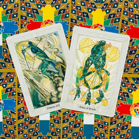Tarot kortos su dviem atverstomis Kardų rūšies kortomis (Princess ir Prince of Swords) ant spalvoto ornamentinio fono