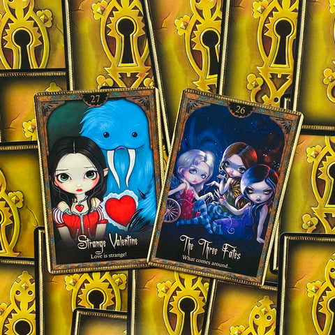 tarot kortos iliustruotos: Strange Valentine ir The Three Fates, ryškios mėlynos ir auksinės detalės, artimas kampas