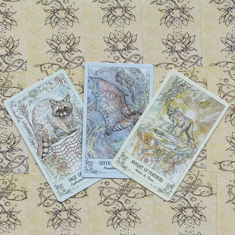 tarot kortos pastelinių akvarelių gyvūnų dizainu, trijų atvirų kortų komplektas fanuojamas ant ornamentuoto fono