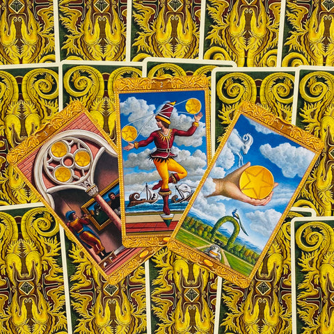 tarot kortos Rider–Waite stiliaus, auksinės nugarėlės, trijų kortų išsidėstymas su ryškiomis penkiakampių monetų detalėmis