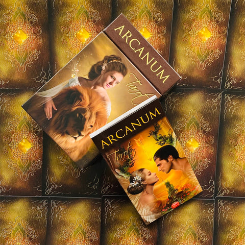Arcanum tarot kortos — auksinės rudos dėžutės ir atverstas komplektas iš viršaus, matomos dekoruotos kortų nugarėlės