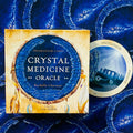 Crystal Medicine Oracle kortos Rachelle Charman, mėlynos ir auksinės dėžutės priekyje su matoma „Initiation“ korta