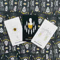 Tarot kortos su daggers rūšimi: trys atverstos kortos (Seven, Eight, Nine) prieš juodai geltoną ornamentinį foną