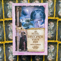 Mystic Dreamer tarot komplektas rožinėje dėžutėje, priekis su iliustracijomis ir mėnulio motyvais, fono kortos skirtos variantei