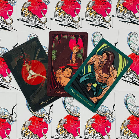 tarot kortos iš spalvoto iliustruoto rinkinio — trys atverstos kortos su dramatiškomis figūromis ant tigro nugarėlės