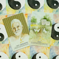 orakulo kortos su Ramana Maharshi ir „Growth“ korta, portretas kairėje, ūkio scena dešinėje, yin‑yang nugarėlės