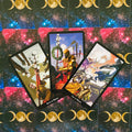 Tarot kortos fanuotos trimis atverstomis kortomis (Seven of Wands, Five of Wands) ant mėnulio fazių kosminio fono