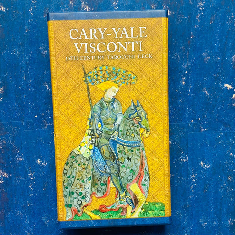 Produktų puslapio pagrindinis vaizdas: Cary‑Yale Visconti auksinė tarot kortų dėžutė su riteriu ant žirgo, priekis, vertikalus kampas