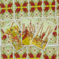 Tarot kortos trijų lazdelių išklotinė ant pastelinės žalsvos nugarėlės, centrinė VI korta iškelta ir ryškesnė už kitus variantus
