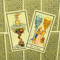 tarot kortos Rider–Waite stiliaus, dvi kortos priekyje — matomas „Two of Cups“ ir spalvotas fontano iliustracijos derinys