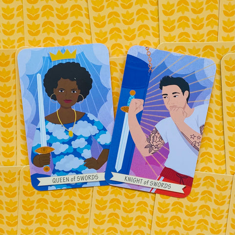 tarot kortos priekio pusė: Queen of Swords ir Knight of Swords spalvotos iliustracijos su geltonu raštuotu fonu
