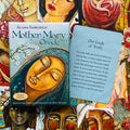 Mother Mary orakulo kortos, kišeninė versija su šviesiai mėlyna „Our Lady of Truth“ korta padėta ant spalvingo meno fono