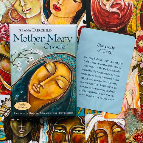 Mother Mary orakulo kortos, kišeninė versija su šviesiai mėlyna „Our Lady of Truth“ korta padėta ant spalvingo meno fono