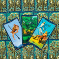 Tarot kortos trijų kortų komplektas su ryškiomis iliustracijomis ir mėlynomis kraštinėmis ant raštuoto nugarėlių fono