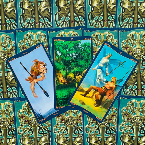 Tarot kortos trijų kortų komplektas su ryškiomis iliustracijomis ir mėlynomis kraštinėmis ant raštuoto nugarėlių fono