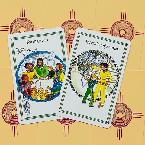 tarot kortos Ten of Arrows ir Apprentice of Arrows, atverstos priekio iliustracijos, pasvirusios ant geltono fono su raudonais ženklais