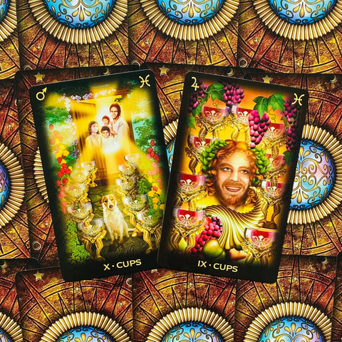 tarot kortos su atversta X Cups ir IX Cups piešiniais, sodrios spalvos ir ornamentiniu auksiniu nugarėlių raštu
