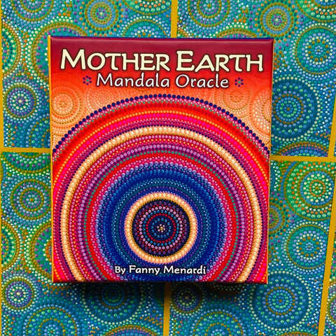 Orakulas Mother Earth mandala — priekinė kortų dėžutė su ryškia spalvota koncentrine mandala, aut. Fanny Menardi