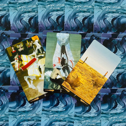 Tarot kortos trijų kortų kompozicija su meninėmis iliustracijomis ir aukso bei mėlynais tonais ant bangų rašto nugarėlių