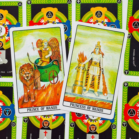 tarot kortos su Prince ir Princess of Wands iliustracijomis, ryškios geltonos ir žalios spalvos, dvi kortos iš galerinio varianto