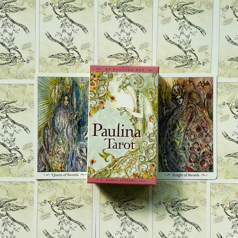 Paulina Tarot kortų rinkinys su dėžute centre ir dviem atverčiamais kortomis ant paukščių rašto fono